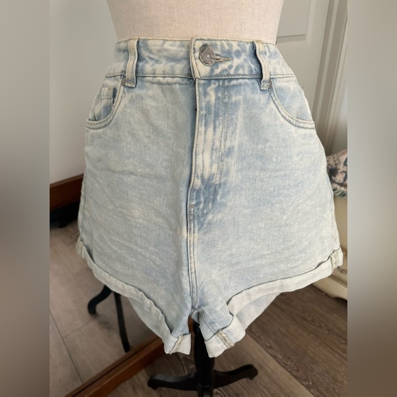 Refuge  Denim Mom Shorts Size 7 Jeans Acid Wash Light Cuff Zip Closure - Picture 2 of 8